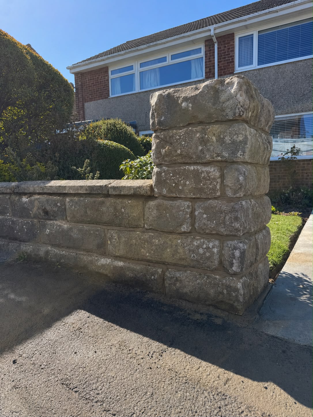 The finished stone pillar, close up on the coursing